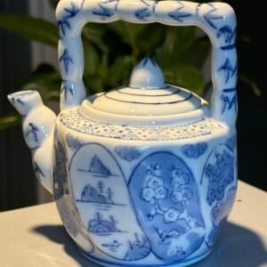 Pretty Vintage Chinese blue and white decorative porcelain teapot "rice eyes" pattern.